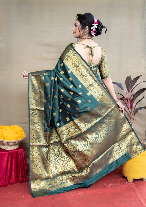 Green_Pure_Paithani_Silk_Saree_With_Rich_Pallu_And_Unstiched_Blouse_Piece.